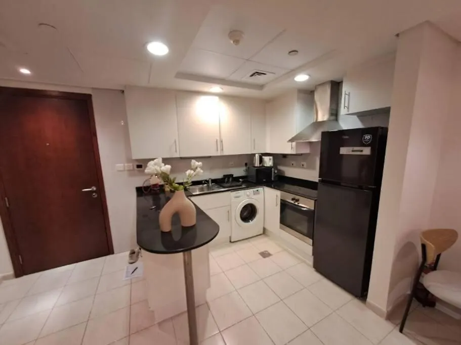 Spacious 1Br Unit With Lake View Dubai Apartment